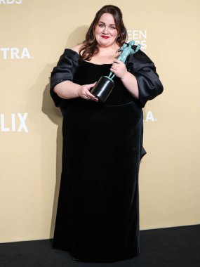 Bir Televizyon Filminde En İyi Kadın Oyuncu veya 'Bebek Ren Geyiği' için Limited Serisi ödülünün sahibi Jessica Gunning, 31. Geleneksel Sinema Oyuncuları Birliği Ödülleri 'nin basın odasında Marchesa Couture marka özel bir elbise giyiyor. 