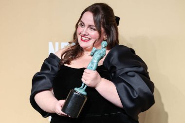 Bir Televizyon Filminde En İyi Kadın Oyuncu veya 'Bebek Ren Geyiği' için Limited Serisi ödülünün sahibi Jessica Gunning, 31. Geleneksel Sinema Oyuncuları Birliği Ödülleri 'nin basın odasında Marchesa Couture marka özel bir elbise giyiyor. 