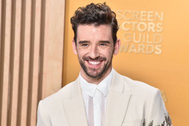 Georges Hobeika 'yı giyen Michael Urie, 23 Şubat 2025' te ABD 'nin Kaliforniya eyaletinin Los Angeles kentinde düzenlenen Shrine Konser Salonu ve Fuar Salonu' nda düzenlenen 31..