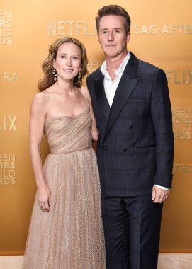 Shauna Robertson ve kocası Edward Norton, 23 Şubat 2025 'te ABD' nin Kaliforniya eyaletinin Los Angeles kentindeki Shrine Auditorium ve Expo Hall 'da düzenlenen 31..