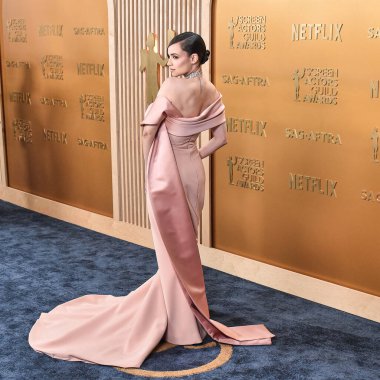 Sofya Carson, Elie Saab elbisesi, Jimmy Choo ayakkabıları ve Chopard mücevherleri, 23 Şubat 2025 'te ABD' nin Kaliforniya eyaletinin Los Angeles kentinde düzenlenen Shrine Oditoryum ve Fuar Salonu 'nda düzenlenen 31..