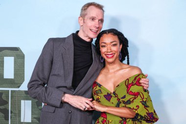 Doug Jones ve Sonequa Martin-Green, Briarcliff Entertainment 'in 