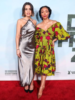 Natalie Morales ve Sonequa Martin-Green, Briarcliff Entertainment 'in 
