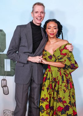 Doug Jones ve Sonequa Martin-Green, Briarcliff Entertainment 'in 