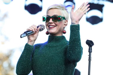 (Katy Perry, Mavi Köken 'in Yeni Shepard roketi ile sadece kadınlardan oluşan Mavi Köken uçuşu ile uzaya gidecek. CALABASAS, LOS ANGELES, CALIFORNIA, ABD - 2 Aralık 02: One Love Malibu Festivali Yardım Konseri 'nde Amerikalı şarkıcı Katy Perry