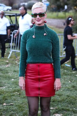 (Katy Perry, Mavi Köken 'in Yeni Shepard roketi ile sadece kadınlardan oluşan Mavi Köken uçuşu ile uzaya gidecek. CALABASAS, LOS ANGELES, CALIFORNIA, ABD - 2 Aralık 02: One Love Malibu Festivali Yardım Konseri 'nde Amerikalı şarkıcı Katy Perry