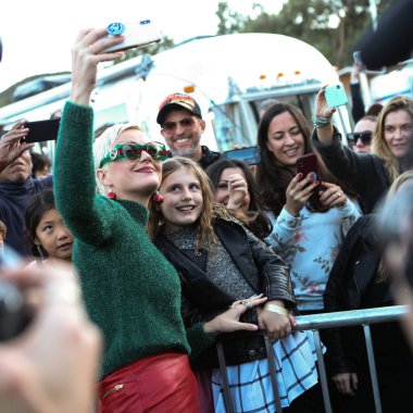 (Katy Perry, Mavi Köken 'in Yeni Shepard roketi ile sadece kadınlardan oluşan Mavi Köken uçuşu ile uzaya gidecek. CALABASAS, LOS ANGELES, CALIFORNIA, ABD - 2 Aralık 02: One Love Malibu Festivali Yardım Konseri 'nde Amerikalı şarkıcı Katy Perry