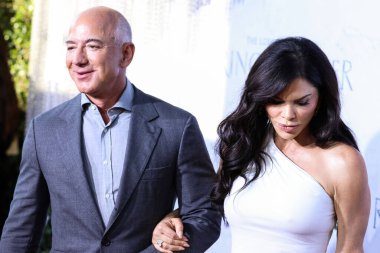 Lauren Sanchez, nişanlısı Jeff Bezoss Blue Origin Yeni Shepard roketi kadın uçuşuyla uzaya gidecek. CULVER CITY, LOS ANGELES, CALIFORNIA, ABD - 15 AĞUSTOS: Amerikalı girişimci ve kurucu, Amazon.com 'un yönetici başkanı Jeff Bezos       
