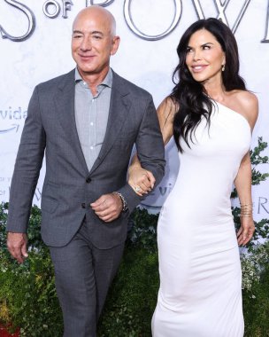 Lauren Sanchez, nişanlısı Jeff Bezoss Blue Origin Yeni Shepard roketi kadın uçuşuyla uzaya gidecek. CULVER CITY, LOS ANGELES, CALIFORNIA, ABD - 15 AĞUSTOS: Amerikalı girişimci ve kurucu, Amazon.com 'un yönetici başkanı Jeff Bezos       