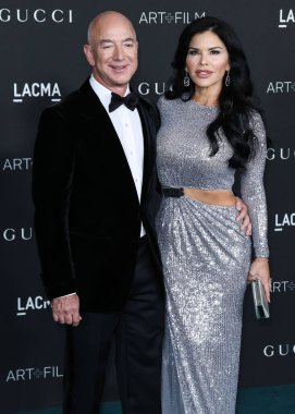 Lauren Sanchez, nişanlısı Jeff Bezoss Blue Origin Yeni Shepard roketi kadın uçuşuyla uzaya gidecek. LOS ANGELES, CALIFORNIA, ABD - NOVEMBER 06: Amerikalı girişimci / kurucu ve Amazon.com başkanı Jeff Bezos ve kız arkadaşı