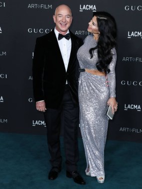 Lauren Sanchez, nişanlısı Jeff Bezoss Blue Origin Yeni Shepard roketi kadın uçuşuyla uzaya gidecek. LOS ANGELES, CALIFORNIA, ABD - NOVEMBER 06: Amerikalı girişimci / kurucu ve Amazon.com başkanı Jeff Bezos ve kız arkadaşı