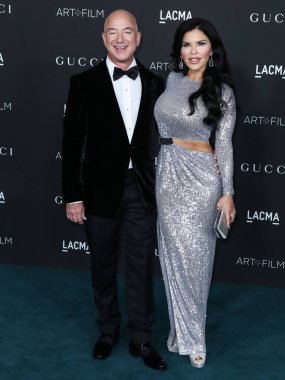 Lauren Sanchez, nişanlısı Jeff Bezoss Blue Origin Yeni Shepard roketi kadın uçuşuyla uzaya gidecek. LOS ANGELES, CALIFORNIA, ABD - NOVEMBER 06: Amerikalı girişimci / kurucu ve Amazon.com başkanı Jeff Bezos ve kız arkadaşı