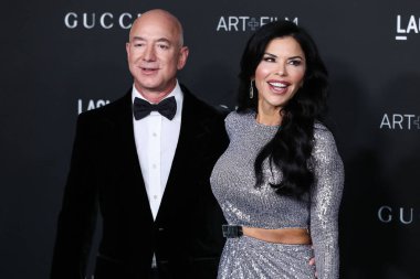 Lauren Sanchez, nişanlısı Jeff Bezoss Blue Origin Yeni Shepard roketi kadın uçuşuyla uzaya gidecek. LOS ANGELES, CALIFORNIA, ABD - NOVEMBER 06: Amerikalı girişimci / kurucu ve Amazon.com başkanı Jeff Bezos ve kız arkadaşı