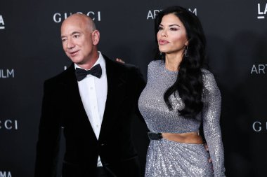 Lauren Sanchez, nişanlısı Jeff Bezoss Blue Origin Yeni Shepard roketi kadın uçuşuyla uzaya gidecek. LOS ANGELES, CALIFORNIA, ABD - NOVEMBER 06: Amerikalı girişimci / kurucu ve Amazon.com başkanı Jeff Bezos ve kız arkadaşı