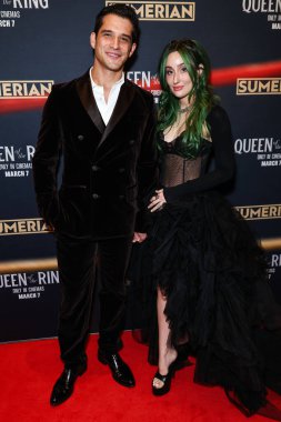 Tyler Posey ve eşi Phem (Olivia Marsico), 6 Mart 2025 'te Los Angeles, Kaliforniya, ABD' deki Los Angeles 'ta gerçekleştirilen Intrinsic Value Films' in ve Sümer 'in Queen of the Ring' in galasına geldiler..