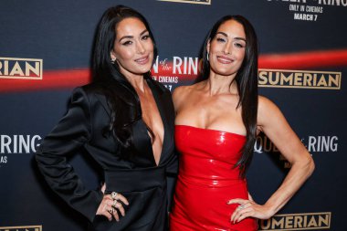 Brie Bella Garcia ve kız kardeşi Nikki Bella Garcia, Los Angeles Intrinsic Value Films 'in galasına ve Sümer' in 