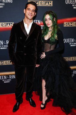 Tyler Posey ve eşi Phem (Olivia Marsico), 6 Mart 2025 'te Los Angeles, Kaliforniya, ABD' deki Los Angeles 'ta gerçekleştirilen Intrinsic Value Films' in ve Sümer 'in Queen of the Ring' in galasına geldiler..