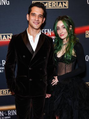 Tyler Posey ve eşi Phem (Olivia Marsico), 6 Mart 2025 'te Los Angeles, Kaliforniya, ABD' deki Los Angeles 'ta gerçekleştirilen Intrinsic Value Films' in ve Sümer 'in Queen of the Ring' in galasına geldiler..