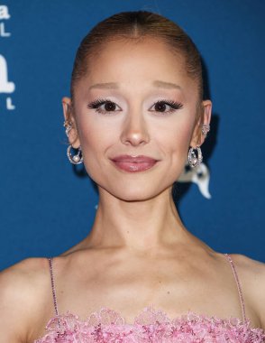 Ariana Grande Butera, Arlington Tiyatrosu 'nda düzenlenen 40. Santa Barbara Uluslararası Film Festivali sırasında 9 Şubat 2025' te ABD 'nin Kaliforniya eyaletinin Santa Barbara kentinde Virtuosos Ödülüne layık görüldü..