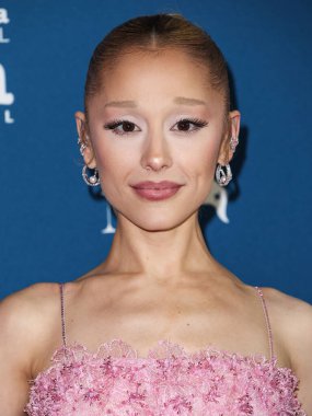 Ariana Grande Butera, Arlington Tiyatrosu 'nda düzenlenen 40. Santa Barbara Uluslararası Film Festivali sırasında 9 Şubat 2025' te ABD 'nin Kaliforniya eyaletinin Santa Barbara kentinde Virtuosos Ödülüne layık görüldü..