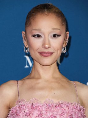 Ariana Grande Butera, Arlington Tiyatrosu 'nda düzenlenen 40. Santa Barbara Uluslararası Film Festivali sırasında 9 Şubat 2025' te ABD 'nin Kaliforniya eyaletinin Santa Barbara kentinde Virtuosos Ödülüne layık görüldü..