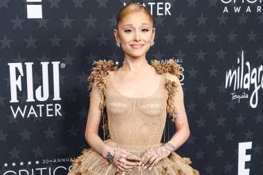 Ariana Grande Butera 'nın Dior elbisesi ve Jimmy Choo ayakkabıları, 7 Şubat 2025' te Santa Monica, Los Angeles, Kaliforniya, ABD 'de düzenlenen 30. Yıllık Eleştirmenler Seçimi Hangarı' na ulaştı..