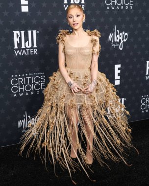 Ariana Grande Butera 'nın Dior elbisesi ve Jimmy Choo ayakkabıları, 7 Şubat 2025' te Santa Monica, Los Angeles, Kaliforniya, ABD 'de düzenlenen 30. Yıllık Eleştirmenler Seçimi Hangarı' na ulaştı..