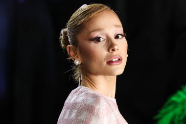 Özel yapım Thom Browne giyimli Ariana Grande Butera, 9 Kasım 2024 'te Los Angeles, Kaliforniya, ABD' deki The Music Center 'daki Dorothy Chandler Pavyonu' nda düzenlenen Universal Pictures 'Wicked' ın Los Angeles galasına geldi..