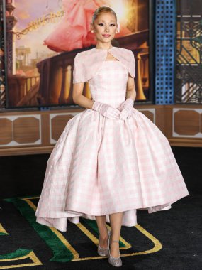 Özel yapım Thom Browne giyimli Ariana Grande Butera, 9 Kasım 2024 'te Los Angeles, Kaliforniya, ABD' deki The Music Center 'daki Dorothy Chandler Pavyonu' nda düzenlenen Universal Pictures 'Wicked' ın Los Angeles galasına geldi..