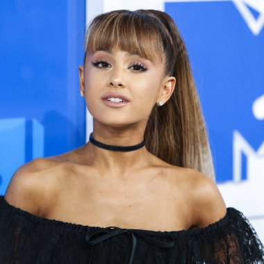 Amerikalı şarkıcı, söz yazarı ve Alexander Wang kıyafeti giyen aktris Ariana Grande Butera, 28 Ağustos 2016 'da Madison Square Garden' da düzenlenen 2016 MTV Video Müzik Ödülleri 'ne geldi..