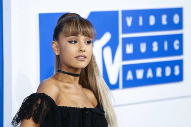 Amerikalı şarkıcı, söz yazarı ve Alexander Wang kıyafeti giyen aktris Ariana Grande Butera, 28 Ağustos 2016 'da Madison Square Garden' da düzenlenen 2016 MTV Video Müzik Ödülleri 'ne geldi..
