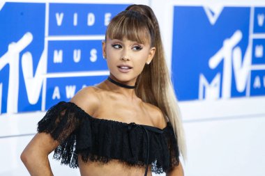 Amerikalı şarkıcı, söz yazarı ve Alexander Wang kıyafeti giyen aktris Ariana Grande Butera, 28 Ağustos 2016 'da Madison Square Garden' da düzenlenen 2016 MTV Video Müzik Ödülleri 'ne geldi..