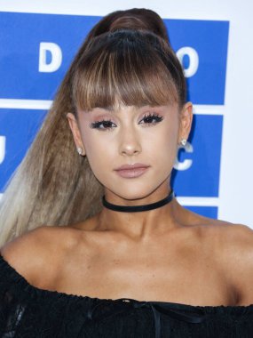 Amerikalı şarkıcı, söz yazarı ve Alexander Wang kıyafeti giyen aktris Ariana Grande Butera, 28 Ağustos 2016 'da Madison Square Garden' da düzenlenen 2016 MTV Video Müzik Ödülleri 'ne geldi..