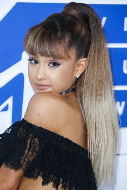 Amerikalı şarkıcı, söz yazarı ve Alexander Wang kıyafeti giyen aktris Ariana Grande Butera, 28 Ağustos 2016 'da Madison Square Garden' da düzenlenen 2016 MTV Video Müzik Ödülleri 'ne geldi..