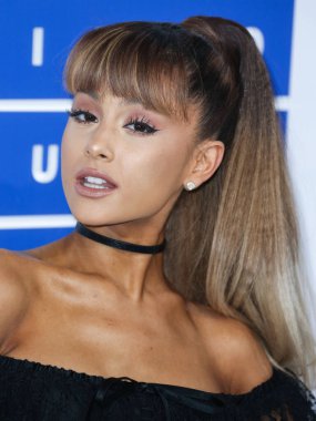 Amerikalı şarkıcı, söz yazarı ve Alexander Wang kıyafeti giyen aktris Ariana Grande Butera, 28 Ağustos 2016 'da Madison Square Garden' da düzenlenen 2016 MTV Video Müzik Ödülleri 'ne geldi..
