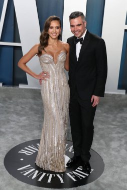 Jessica Alba, 7 Şubat 2025 'te 16 yıllık evlilikten sonra resmi olarak kocasından boşanıyor. Beverly HILLS, LOS ANGELES, CALIFORNIA, ABD - 09 Şubat: Cash Warren Versace smokini ve eşi Jessica Alba 