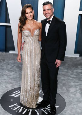 Jessica Alba, 7 Şubat 2025 'te 16 yıllık evlilikten sonra resmi olarak kocasından boşanıyor. Beverly HILLS, LOS ANGELES, CALIFORNIA, ABD - 09 Şubat: Cash Warren Versace smokini ve eşi Jessica Alba 