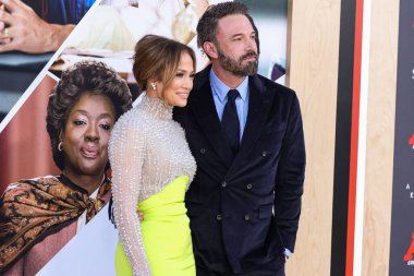 Jennifer Lopez ve Ben Affleck artık resmen bekarlar. Eski çift 6 Ocak 2025 'te boşanma anlaşmasını yapmış olsa da 20 Şubat 2025' te hakimin onayını aldılar..