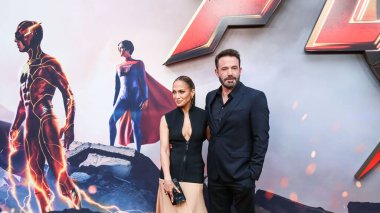 Jennifer Lopez ve Ben Affleck artık resmen bekarlar. Eski çift 6 Ocak 2025 'te boşanma anlaşmasını yapmış olsa da 20 Şubat 2025' te hakimin onayını aldılar..