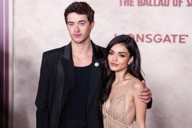 (Disney, Rachel Zegler ve Gal Gadot tartışmalarının ortasında Pamuk Prenses 'in Hollywood galasını geri çekiyor. HOLYWOOD, LOS ANGELES, CALIFORNIA, ABD - 13 Kasım: İngiliz aktör Tom Blyth ve Amerikalı oyuncu ve şarkıcı Rachel Zegler