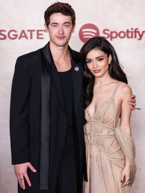 (Disney, Rachel Zegler ve Gal Gadot tartışmalarının ortasında Pamuk Prenses 'in Hollywood galasını geri çekiyor. HOLYWOOD, LOS ANGELES, CALIFORNIA, ABD - 13 Kasım: İngiliz aktör Tom Blyth ve Amerikalı oyuncu ve şarkıcı Rachel Zegler