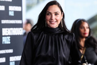 Disney, Rachel Zegler ve Gal Gadot tartışmalarının ortasında Pamuk Prenses 'in Hollywood galasını geride bıraktı. LOS ANGELES, CALIFORNIA, ABD - 15 Nisan: İsrailli aktris ve model Gal Gadot Tiffany & Co..          