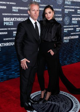 (Disney, Rachel Zegler ve Gal Gadot tartışmalarının ortasında Pamuk Prenses 'in Hollywood galasını geri çekiyor. LOS ANGELES, CALIFORNIA, ABD - 15 Nisan: Jaron Varsano ve eşi, İsrailli aktris ve model Gal Gadot.