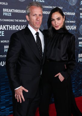 (Disney, Rachel Zegler ve Gal Gadot tartışmalarının ortasında Pamuk Prenses 'in Hollywood galasını geri çekiyor. LOS ANGELES, CALIFORNIA, ABD - 15 Nisan: Jaron Varsano ve eşi, İsrailli aktris ve model Gal Gadot.