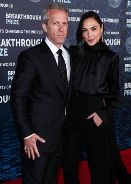 (Disney, Rachel Zegler ve Gal Gadot tartışmalarının ortasında Pamuk Prenses 'in Hollywood galasını geri çekiyor. LOS ANGELES, CALIFORNIA, ABD - 15 Nisan: Jaron Varsano ve eşi, İsrailli aktris ve model Gal Gadot.