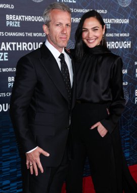 (Disney, Rachel Zegler ve Gal Gadot tartışmalarının ortasında Pamuk Prenses 'in Hollywood galasını geri çekiyor. LOS ANGELES, CALIFORNIA, ABD - 15 Nisan: Jaron Varsano ve eşi, İsrailli aktris ve model Gal Gadot.