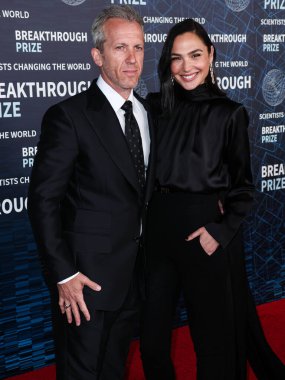 (Disney, Rachel Zegler ve Gal Gadot tartışmalarının ortasında Pamuk Prenses 'in Hollywood galasını geri çekiyor. LOS ANGELES, CALIFORNIA, ABD - 15 Nisan: Jaron Varsano ve eşi, İsrailli aktris ve model Gal Gadot.