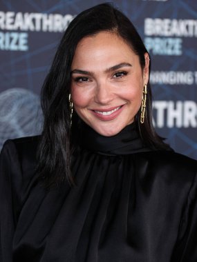 Disney, Rachel Zegler ve Gal Gadot tartışmalarının ortasında Pamuk Prenses 'in Hollywood galasını geride bıraktı. LOS ANGELES, CALIFORNIA, ABD - 15 Nisan: İsrailli aktris ve model Gal Gadot Tiffany & Co..          