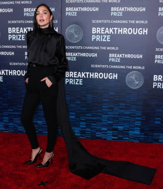 Disney, Rachel Zegler ve Gal Gadot tartışmalarının ortasında Pamuk Prenses 'in Hollywood galasını geride bıraktı. LOS ANGELES, CALIFORNIA, ABD - 15 Nisan: İsrailli aktris ve model Gal Gadot Tiffany & Co..          