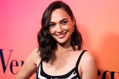Disney, Rachel Zegler ve Gal Gadot tartışmalarının ortasında Pamuk Prenses 'in Hollywood galasını geride bıraktı. BEVERLY HILLS, LOS ANGELES, CALIFORNIA, ABD - 25 Ekim: İsrailli aktris ve model Gal Gadot Michael Kors Koleksiyonu Giyiyor      